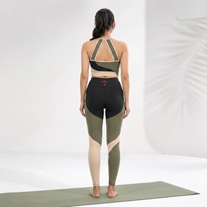 Ensemble de yoga confortable pour femme : tenue d'entraînement respirante, haut de fitness extensible et leggings assortis - Product Image 2