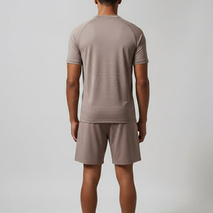 Conjunto de camiseta y pantalones cortos para gimnasio para hombre moderno, material ligero y transpirable, perfecto para fitness y entrenamiento deportivo. - Product Image 4