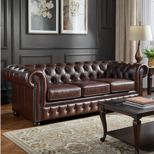 Elegante Sofá de Cuero Marrón con Tapicería Chesterfield y Brazos Enrollados, Mueble Clásico de 3 Plazas para Sala de Estar, Ideal para Interiores de Lujo - Product Image 1