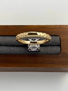 แหวนหมั้นเพชรทรงปรินเซสคัท 3 กะรัต เพชรเลี้ยงในห้องปฏิบัติการ ประดับด้วยวงแหวนแบบซ่อน 14K ทองคำขาว ดีไซน์เกลียว รับรองโดย IGI ของขวัญเครื่องประดับเจ้าสาว - Product Image 2