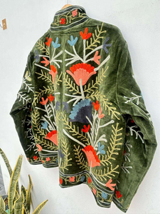 Chaqueta de Terciopelo Suzani de Lujo Hecha a Mano para Otoño/Invierno, Bordado Floral, Reversible, Transpirable, Cuello Alto, Estilo Boho, Arte Folclórico - Product Image 2