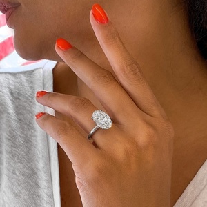Anillo de compromiso clásico con diamante solitario de corte ovalado de 5.07 quilates en oro blanco de 14k, diamante solitario certificado por IGI - Product Image 2