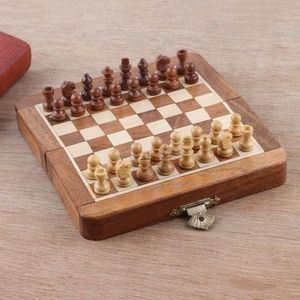 Jeu d'échecs en bois peint à la main avec un style imitation antique - Product Image 3