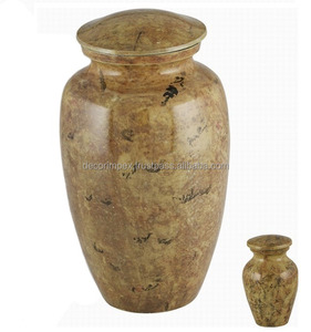 Urna Funeraria de Latón con Grabado de Mariposa, Diseño Moderno, Ecológica, Hecha a Mano, para Guardar Cenizas - Product Image 4