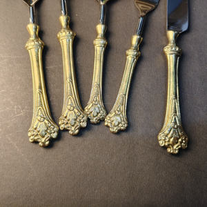 Juego de Cubiertos Victorianos con Relieve Dorado, Patrón Floral Intrincado, Mango de Latón con Cubiertos de Acero Inoxidable, Juego de Cubiertos de Lujo - Product Image 5