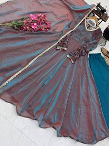 Traje Anarkali Tradicional Indio GRIS para Boda, Largo hasta el Suelo, Corte Holgado, Poliéster, Ropa Étnica para Mujer con Dupatta Dorada - Product Image 4