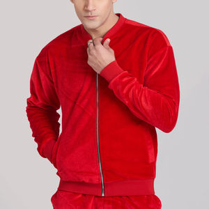 Ensemble de survêtement de luxe en velours rouge pour homme, veste zippée intégrale et pantalon de jogging, personnalisable avec logo, tenue de sport et streetwear - Product Image 3