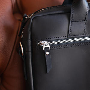 Bolso para portátil de cuero OEM, el más vendido, para uso empresarial, teñido liso, estilo casual de fábrica, con múltiples bolsillos. - Product Image 5