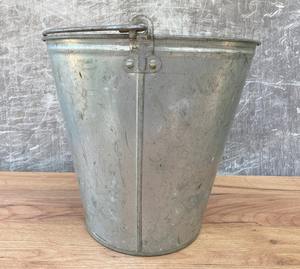 Cubo de Hierro Hecho a Mano con un Atractivo Rústico y Vintage - Product Image 2