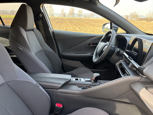 Toyota C-HR 2.0L VVT-i HEV Team Deutschland SUV compact hybride à faible consommation de carburant Transmission automatique intelligente - Product Image 4