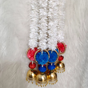 Guirlande de fleurs de jasmin pour toile de fond de mariage |   Guirlande de pompons Ghoongroo |   Décoration suspendue pour Sangeet, Mehndi, Haldi et Nikah d'Inde du Sud - Product Image 1