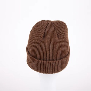 Fabricant de bonnets personnalisés : Bonnets d'hiver chauds avec logo sur mesure, broderie, doublure en satin et revers, style casquette de motard - Product Image 6