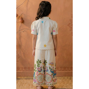 Conjunto coordinado de media manga para niños con bordado étnico en algodón khadi, cuello con cuelloleta y detalles florales en dori, y lazo a juego para ocasiones festivas. - Product Image 2
