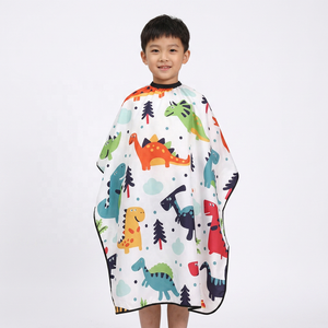 Capa de Peluquería Infantil Inyint Super Hero, Diseño de Dinosaurio de Dibujos Animados Antiadherente, Capas Infantiles de Poliéster con Estampado Aleatorio - Product Image 1