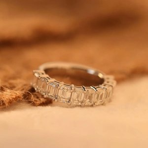 Anillo de Oro Blanco Sólido de 14K con Diamante Cultivado en Laboratorio de Corte Esmeralda de 4x3mm, Anillo de Boda de Lujo con Engaste de Puntas Compartidas y Media Eternidad - Product Image 3