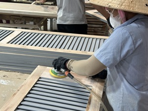 บานประตูหน้าต่างไม้เนื้อแข็งสไตล์บ้านไร่ แผงบังตาแบบบานเกล็ดสำหรับห้องน้ำ ห้องนั่งเล่น ตกแต่งสไตล์เรียบง่าย - Product Image 5