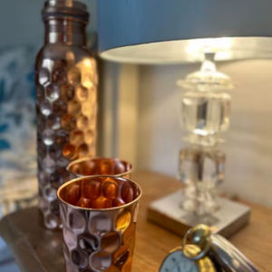 Botella de Agua de Cobre Martillado de Lujo, Artículos de Bebida Premium para Tiendas de Estilo de Vida, Marcas de Bienestar y Regalos - Product Image 1