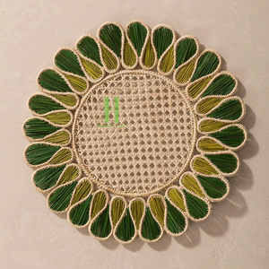 แผ่นรองจานสานจากหญ้าทะเลทรงกลมคุณภาพดีจากโรงงานเวียดนาม ราคาโรงงานโดยตรง รับผลิตแบบ OEM เป็นมิตรกับสิ่งแวดล้อม ตกแต่งผนังสไตล์โบโฮ ขนาดเส้นผ่านศูนย์กลาง 35 ซม. - Product Image 1