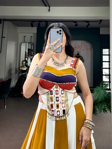 Tela de rayón suave adornada con trabajo de espejos y acabado de encaje Gota Patti con borlas, especial para Navratri, lehenga lista para usar. - Product Image 3
