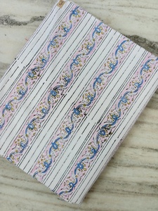Tela de punto de algodón suave con estampado floral, tela india estampada a mano con patrones florales vibrantes en rosa y azul. - Product Image 1