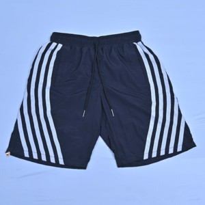 Shorts de bain pour hommes en polyester couleur unie, taille à cordon de serrage, logo brodé, séchage rapide, décontractés, longueur Bermuda, vente en gros - Product Image 3