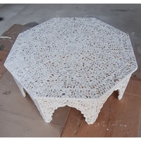 Table basse de style marocain avec incrustation de nacre, motifs traditionnels du Maroc