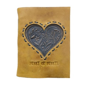 Vente en gros de carnet de voyage vintage en cuir avec cœur gaufré fait à la main personnalisable format journal relié en cuir 8x6 pouces - Product Image 2