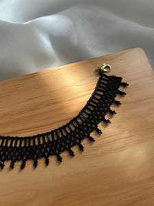 Collier ras-de-cou fait main noir à pampilles perlées pour femme, bijou vintage de soirée, pièce maîtresse, par UO INDIA - Product Image 4