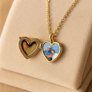Colgante de Corazón con Foto Personalizada, Grabable, Collar con Imagen Personalizada, Chapado en Oro con Moissanita, Unisex - Product Image 2