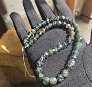 Perlas de moissanita verde negruzca de 6 a 7.5 mm con corte facetado para la elaboración de joyería - Product Image 1