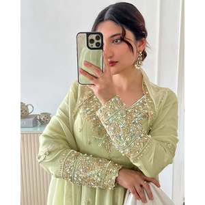 ชุดราตรีปาร์ตี้ปักลายลำดับสีรุ้งพร้อมงานพราว - Product Image 3