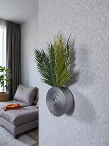 Jarrón de pared moderno de metal con patrón circular para plantas verdes, diseño minimalista, acabado con recubrimiento en polvo. - Product Image 4