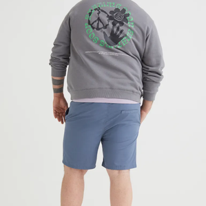 Shorts de sport unisexes personnalisés pour la course à pied et la musculation avec logo frontal, couleur unie, tissu en maille respirant et à séchage rapide - Product Image 3
