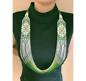 Collar de cuentas Gerdan ucraniano tradicional verde y blanco, de moda, collar tejido a la mano, collar de cuentas colorido de Ucrania - Product Image 2