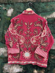 เสื้อแจ็คเก็ตกำมะหยี่สีแดงหรูหราปักลายซูซานีสำหรับผู้หญิง งานฝีมือทำมือลายดอกไม้สไตล์โบโฮ เสื้อโค้ทฤดูหนาวสไตล์ชาติพันธุ์ ขายส่งส่งออก - Product Image 2