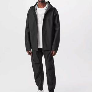 Veste coupe-vent imperméable à capuche pour homme, noire unie, enduite de PU, fermeture éclair décontractée, pour l'automne - Product Image 1