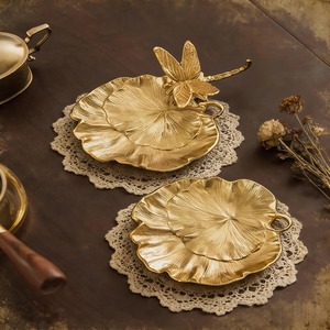 Plateau décoratif en métal doré à motif artistique en forme de feuille, parfait pour les cadeaux festifs, les cadeaux de pendaison de crémaillère et les occasions spéciales - Product Image 4