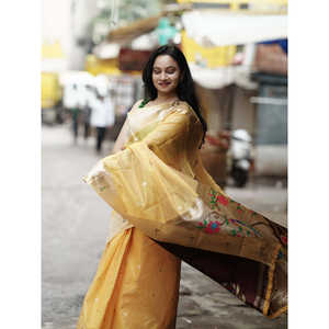 Sari en laine et mélanges pour femme Prianca, jaune, en organza Paithani, tissé avec des fils Zari, élégant dans notre collection - Product Image 1