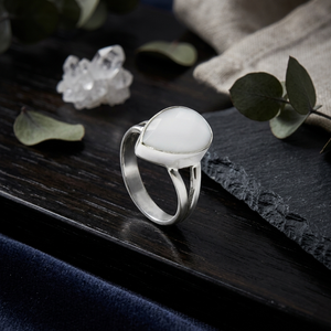 Anillo de Ágata Blanca con Corte Checker de 10x14mm, Bañado en Plata con Acabado Mate, Estilo Boho Minimalista para Uso Diario - Product Image 1