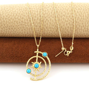 Collier pendentif orbite solaire en laiton plaqué or 18 carats avec pierres rondes turquoise bleues, inspiré de l'espace, chaîne réglable pour femme - Product Image 3
