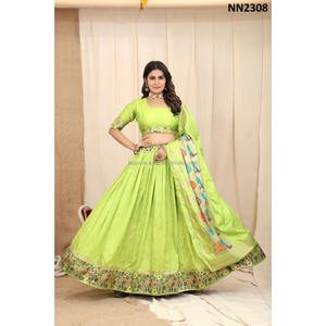 Lehenga choli แบบดั้งเดิม

ได้รับสัมผัสแบบดั้งเดิมกับรูปลักษณ์ของคุณประดับด้วยวัสดุ jacquard lehenga ที่ตกแต่งด้วย All-O - Product Image 3