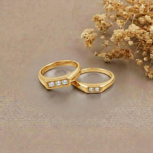 Anillos de Boda Clásicos para Pareja en Oro Amarillo de 18K con Diamantes de Corte Brillante Redondo en Engaste de Canal, Diseño Geométrico, Unisex - Product Image 4