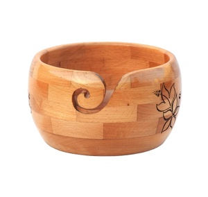 Cuenco de hilo de madera hecho a mano con elegante diseño de hoja grabada, perfecto para tejer y ganchillo, artesano único - Product Image 1
