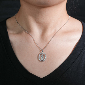 Collier pendentif religieux en argent avec halo de moissanite, accents de pierres rondes et design élégant et luxueux - Product Image 5