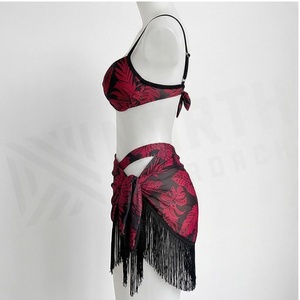 Ensemble de yoga 2 pièces imprimé papillon bleu avec finition dorée, body à col en V profond et jupe portefeuille longueur genou - Product Image 3