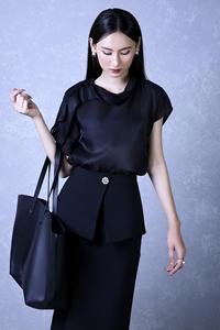 Chemisier en organza à manches courtes du Vietnam, polyester (mélange de voile), en mousseline, col drapé élégant / col bateau, féminin KA01 - Product Image 6