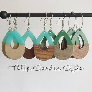 Pendientes colgantes de resina de madera ecológicos personalizados con el mejor diseño, joyería de Navidad hecha a mano bonita para moda festiva - Product Image 3