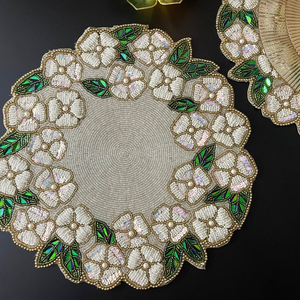 Chemin de table rond et set de table faits main, luxueux, brodés de fleurs, écologiques, avec perles et dentelle à sequins, pour décoration de table, personnalisable - Product Image 1