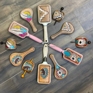 Western Cowgirl Vanity Set Cuir repoussé à la main Accessoires de cheveux pour femmes Bâton de cheveux Miroir cosmétique Brosse à cheveux en cuir Coffrets cadeaux pour femmes - Product Image 5