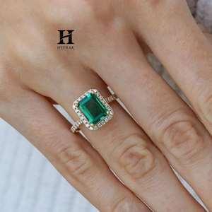 Bague de fiançailles de luxe en or jaune 14 carats avec émeraude verte de 2 carats cultivée en laboratoire et halo de diamants pour femme, vente en gros - Product Image 4